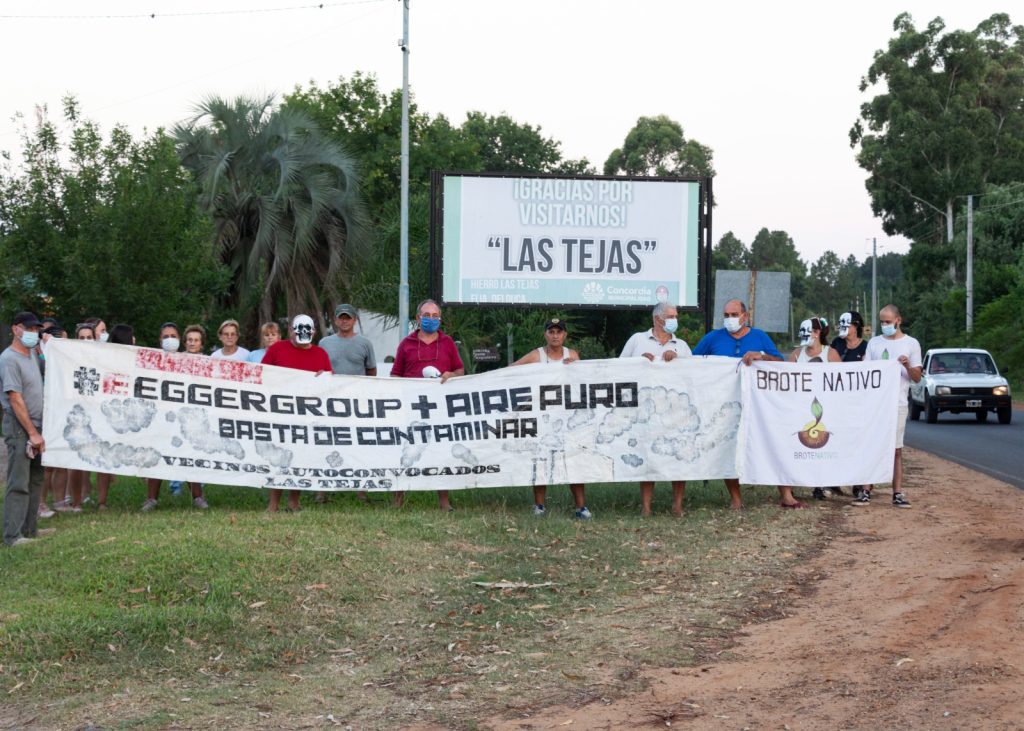 Vecinos se movilizaron contra EGGER por contaminación del aire y agua